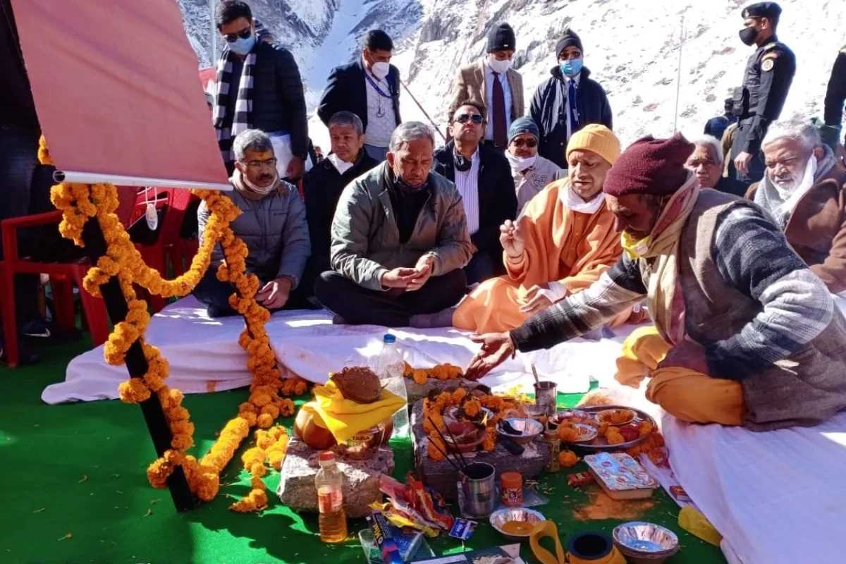 योगी आदित्यनाथ ने बद्रीनाथ धाम में पूजा-अर्चना की